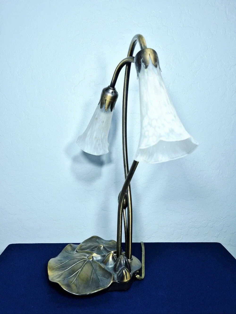 Vintage Tiffany Style 2-Light Pond Lily Table Lamp White Frosted Glass